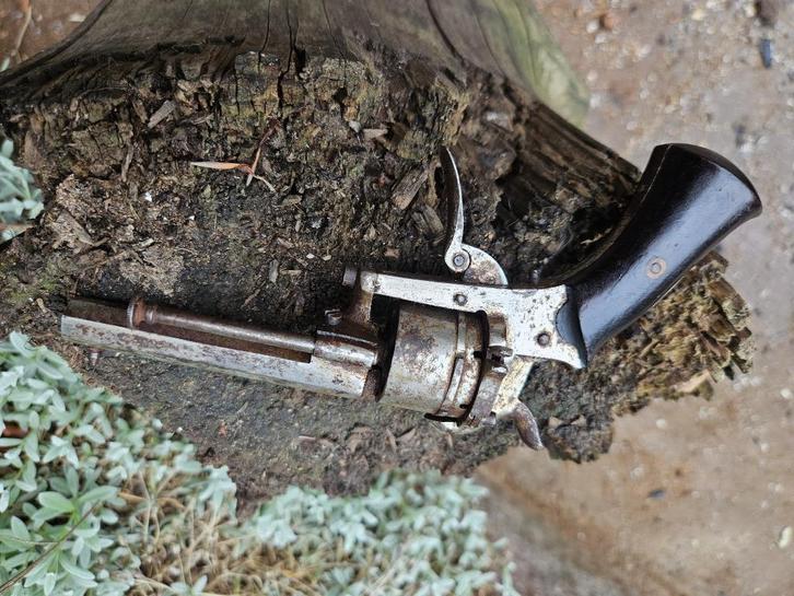 Antiek onklaar penvuur revolver vrijgesteld, Antiek en Kunst, Antiek | Overige Antiek, Ophalen of Verzenden