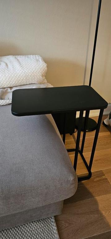 Zwarte bijzettafel beschikbaar voor biedingen