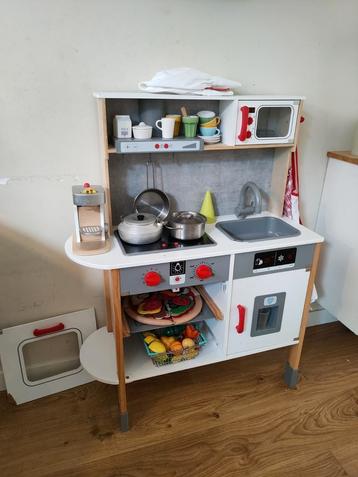 Speelkeuken (incl. pannen, etenswaren, koffiemachine, ed) beschikbaar voor biedingen