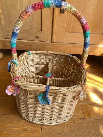 Vintage rieten flessen mand met gehaakte versiersels. Uniek! beschikbaar voor biedingen