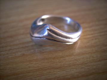 Een mooie Oude Zilveren Fantasie Ring beschikbaar voor biedingen