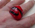 Rode glas ring iets doorzichtig met zwarte swirls, Overige materialen, Gebruikt, 17 tot 18, Dame