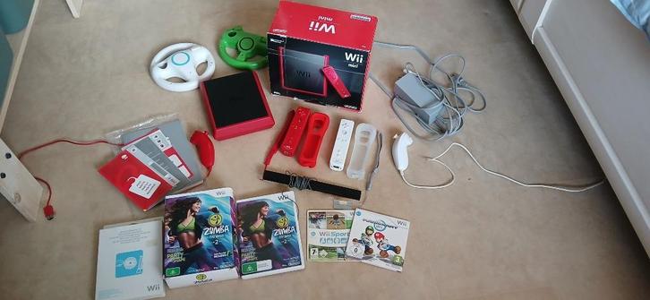 Nintendo Wii Rood mini nog in doos., Spelcomputers en Games, Spelcomputers | Nintendo Wii, Zo goed als nieuw, Met 2 controllers