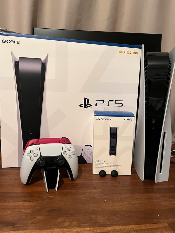 Playstation 5 disk + 2 controllers + oplaadstation, Spelcomputers en Games, Spelcomputers | Sony PlayStation 5, Zo goed als nieuw
