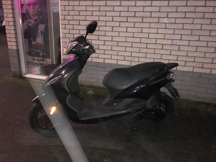 HERFSTKRAKERS:PIAGGIO NEWFLY 45KM BLACK ON BLACK BJ2014 9000, Fietsen en Brommers, Scooters | Piaggio, Zo goed als nieuw, Fly