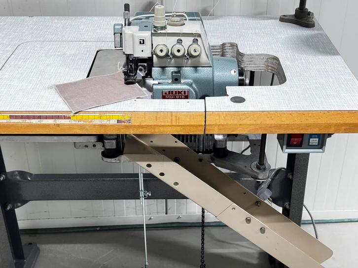 İndustrie naaimachine Juki 5 draads overlock, Hobby en Vrije tijd, Naaimachines en Toebehoren, Zo goed als nieuw, Naaimachine