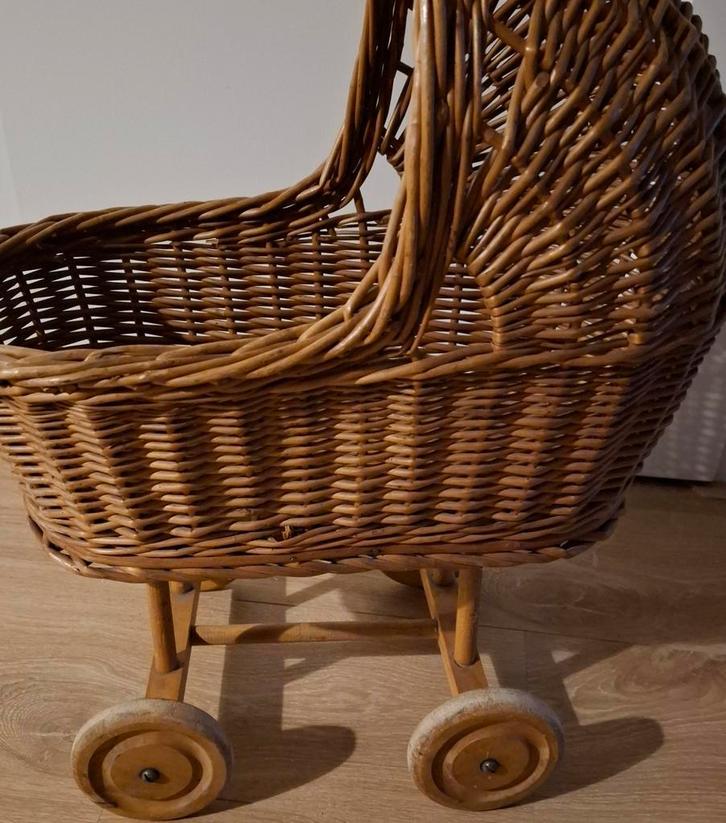 Nostalgisch Poppenbedje op Wieltjes, Kinderen en Baby's, Speelgoed | Poppen, Zo goed als nieuw, Babypop, Ophalen