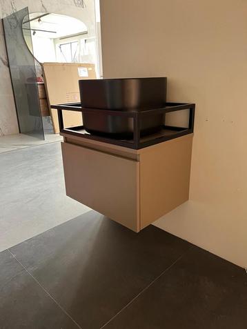 Super gaaf orgineel badmeubel, met stoere wasbak! beschikbaar voor biedingen