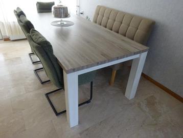 Grote 6 persoons eettafel met gelamineerd hard blad beschikbaar voor biedingen