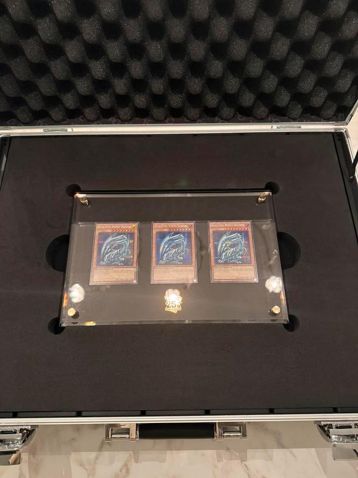 Yu-Gi-Oh! Kaiba 25th Anniversary Briefcase – Gloednieuw!, Hobby en Vrije tijd, Verzamelkaartspellen | Yu-gi-Oh!, Nieuw, Ophalen of Verzenden