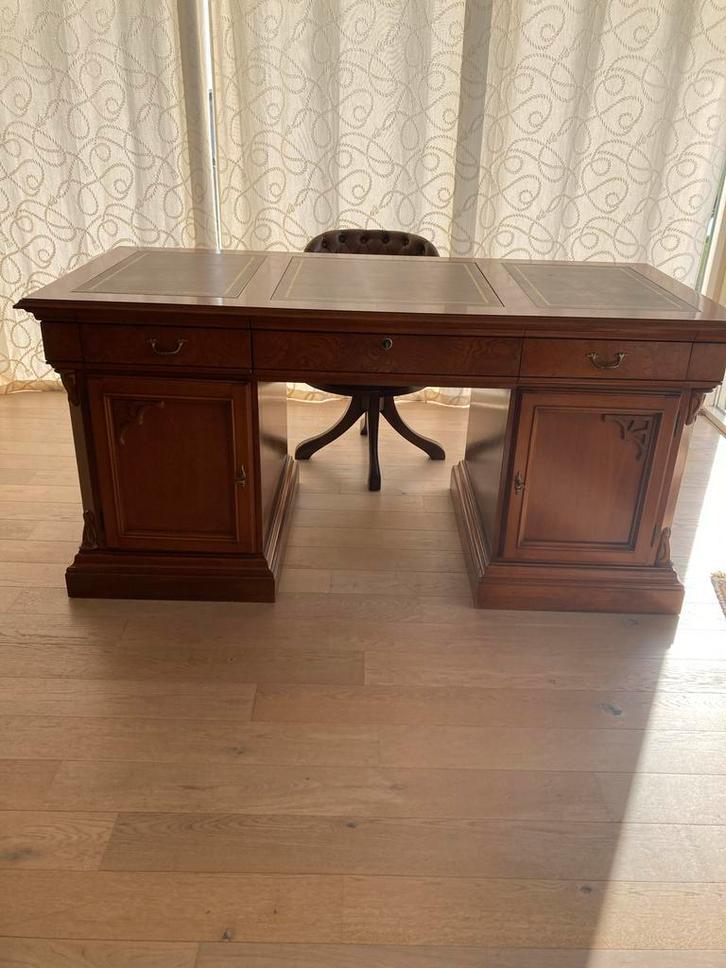 Klassiek noten hout  Bureau met Lederen Inleg, Huis en Inrichting, Bureaus, Gebruikt, Bureau, Ophalen