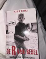 De R van Rebel - Jeugd Peter R. de Vries, Ophalen of Verzenden, Zo goed als nieuw, Film, Tv en Media