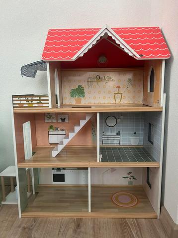 Poppenhuis met meubels beschikbaar voor biedingen