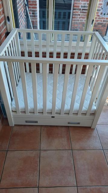 Nette twf box met matras.  beschikbaar voor biedingen