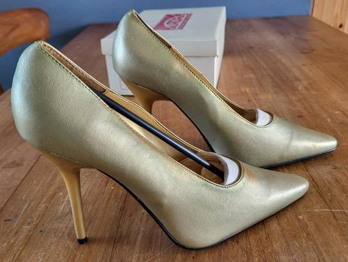 Ongedragen: gouden pumps van Aurora, maat 40. Naaldhakken, Kleding | Dames, Schoenen, Nieuw, Pumps, Overige kleuren, Ophalen of Verzenden