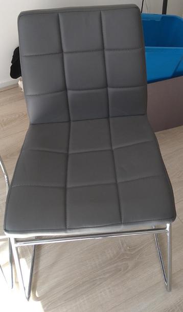vier eetkamer stoelen beschikbaar voor biedingen