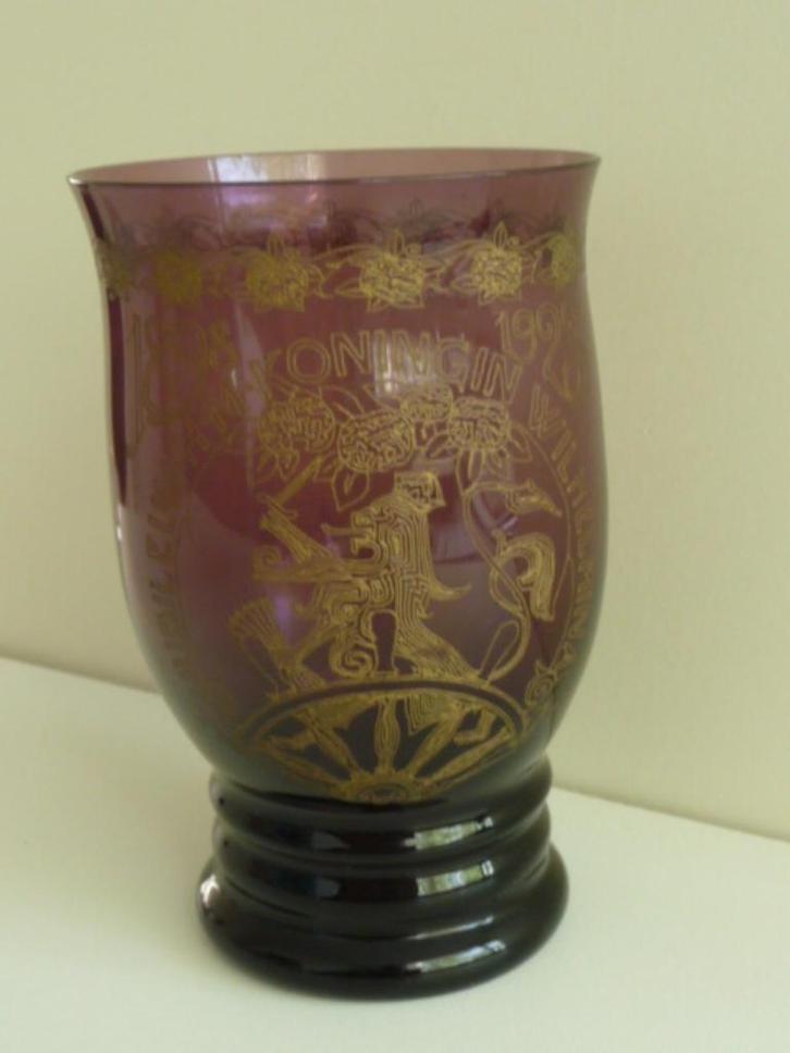 Jubileum WILHELMINA BEKER 1898-1923 paars - Copier, Leerdam, Antiek en Kunst, Antiek | Glas en Kristal, Ophalen of Verzenden