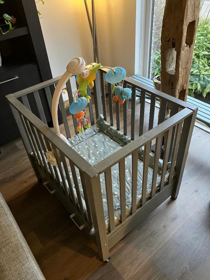 Box compleet met kleed en muziekmobiel, Kinderen en Baby's, Boxen, Gebruikt, In hoogte verstelbaar, Boxkleed, Lade, Wieltjes, Ophalen