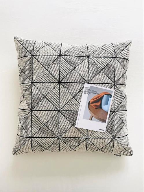 Muuto | Tile Cushion black/white, kussen, pillow, Huis en Inrichting, Woonaccessoires | Kussens, Zo goed als nieuw, Wit, Rechthoekig