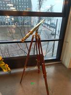 Telescoop op Houten Driepoot, Ophalen