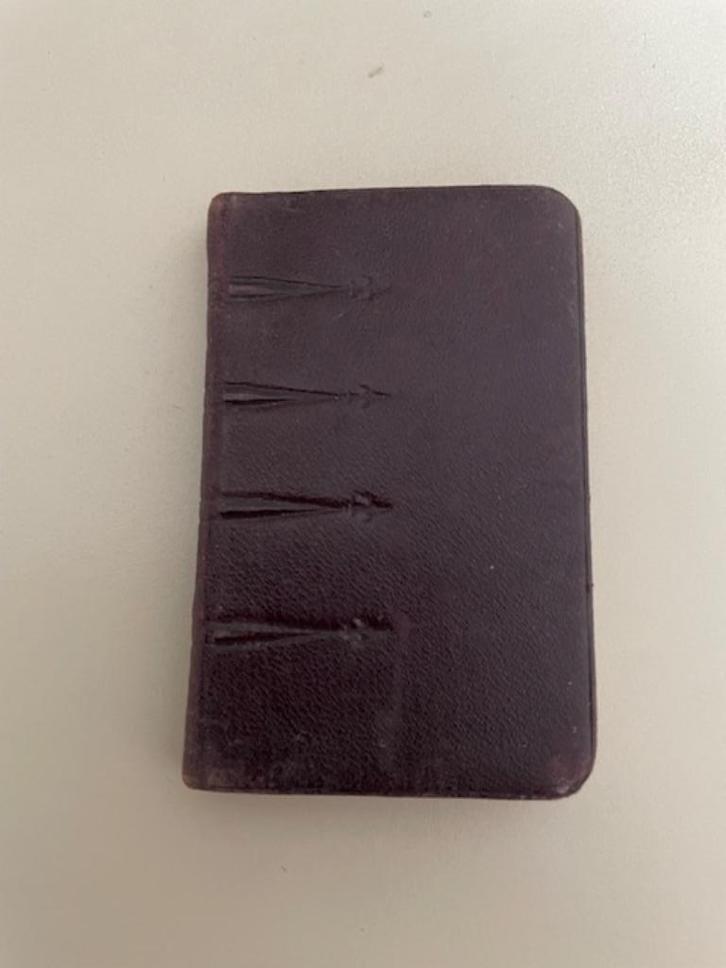 Antiek religieus boekje Leer met goud op snee. Chretiennes., Antiek en Kunst, Antiek | Boeken en Bijbels, Ophalen