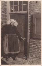 Brabants Dorpsleven 15 Zundert vrouw klederdracht poffer en, Verzamelen, Ansichtkaarten | Nederland, Verzenden, 1940 tot 1960