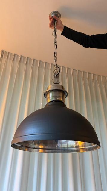 Industriële ijzeren hanglampen beschikbaar voor biedingen