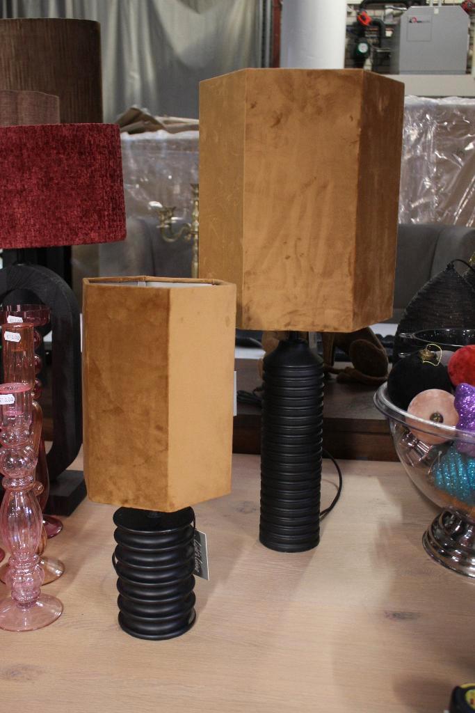 2 x prachtige tafellamp + velvet lampenkap caramel Hexagon, Huis en Inrichting, Lampen | Tafellampen, Zo goed als nieuw, 50 tot 75 cm
