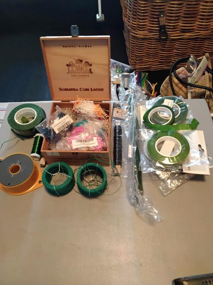 Bloemschikmateriaal in houten kist, Hobby en Vrije tijd, Knutselen, Gebruikt, Materiaal, Ophalen of Verzenden