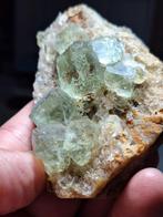 GROEN FLUORIET OP MATRIX, CHINA, Verzamelen, Mineralen en Fossielen, Ophalen of Verzenden