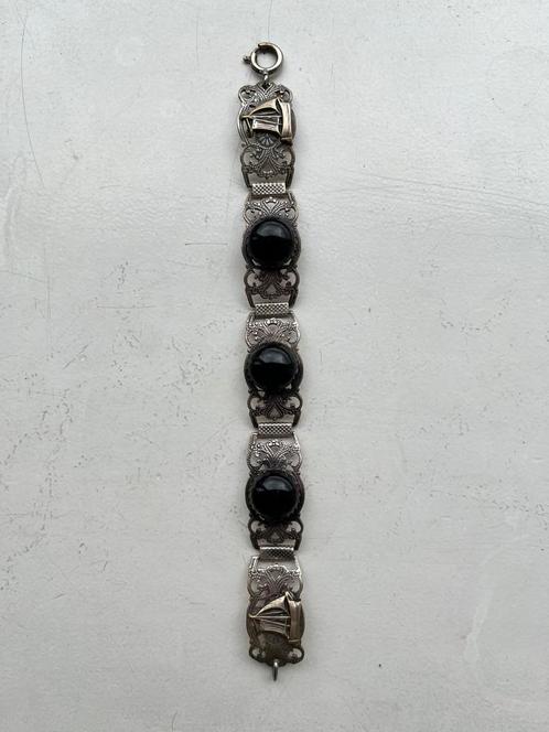 Armband met reliëf schepen en zwarte (natuur?)steen, Sieraden, Tassen en Uiterlijk, Armbanden, Gebruikt, Overige materialen, Met edelsteen