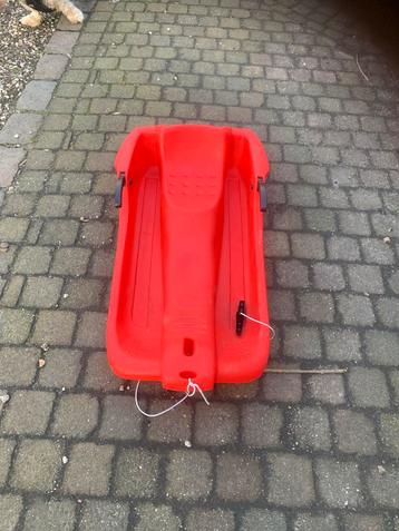 Rode Kunststof Slee met Rem en blauwe beschikbaar voor biedingen