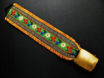 Zwitserse koebel met een brede band alpenbloemen edelweiss beschikbaar voor biedingen