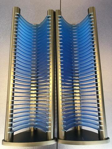 Twee luxe cd-racks beschikbaar voor biedingen