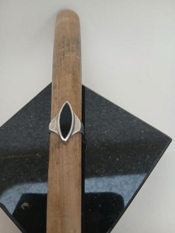 Zilveren ring met onyx - maat 15.4 beschikbaar voor biedingen