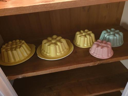 vintage pastel regout puddingvormen, Antiek en Kunst, Antiek | Servies los, Ophalen