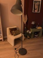 Grijze staande lamp ikea, Huis en Inrichting, Lampen | Vloerlampen, Ophalen, Zo goed als nieuw, Ikea, 150 tot 200 cm