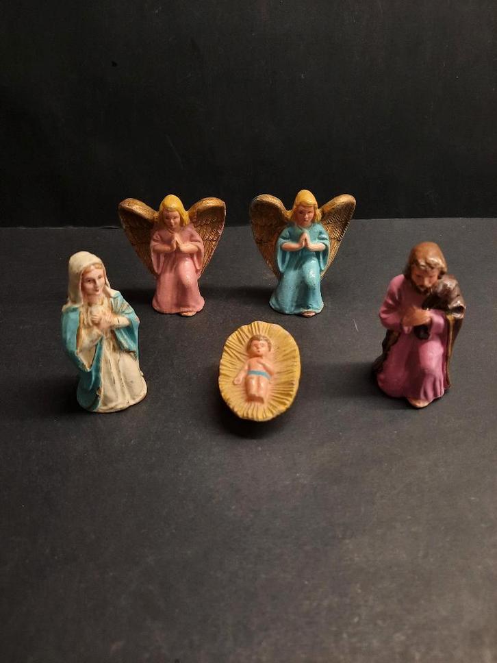 Kerststal beeldjes van gips geknielde engel roze en blauw, Diversen, Kerst, Gebruikt, Ophalen of Verzenden