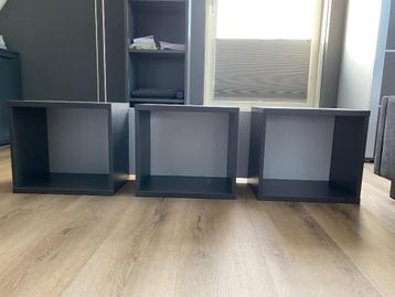 Antraciet. Vakkenkast. Hangend of staand. Als nieuw. beschikbaar voor biedingen