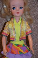 Vintage vrolijk jurkje met  jasje voor Barbie, Sindy, Fleur, Kinderen en Baby's, Speelgoed | Poppen, Ophalen of Verzenden, Barbie