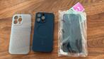 2 hoesjes en screenprotector iphone 13 pro, Ophalen of Verzenden, Zo goed als nieuw, IPhone 13 Pro
