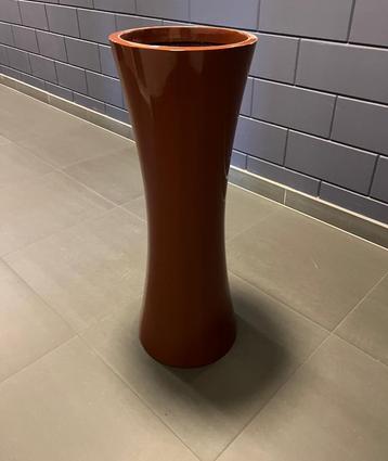 Hoge plantenpot in  hoogglans steenrood beschikbaar voor biedingen