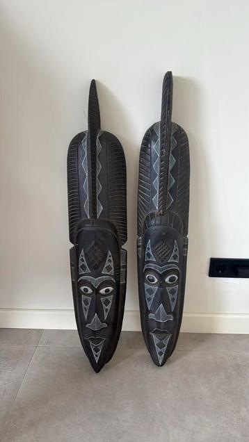 2 Afrikaanse maskers beschikbaar voor biedingen