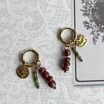 Oorringen Goud met bedels en kralen bordeaux rood en groen, Overige materialen, Hangers, Verzenden, Nieuw