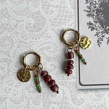 Oorringen Goud met bedels en kralen bordeaux rood en groen beschikbaar voor biedingen