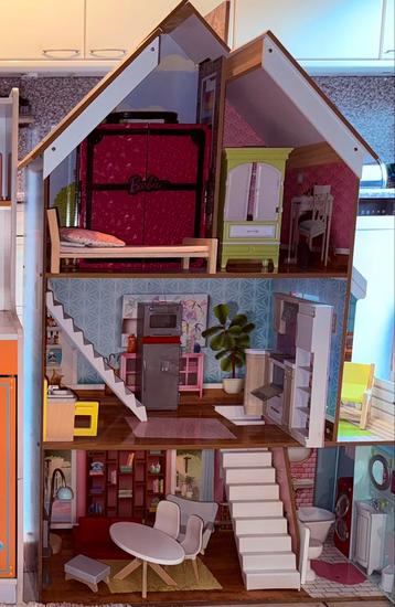 KidKraft Zoey Poppenhuis met accesoires beschikbaar voor biedingen