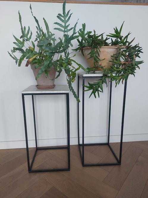 Hoge plantentafel / zuil * Marmer * 2 stuks, Huis en Inrichting, Woonaccessoires | Zuilen en Pilaren, Nieuw, Ophalen