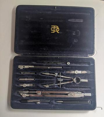 Vintage passer doos beschikbaar voor biedingen