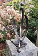 ZONNEWIJZER / MODERN/MET 3 BOGEN / brons, Tuin en Terras, Huis en tuin decoratie Marie, Nieuw, Info@huisentuindecoratiemarie.nl