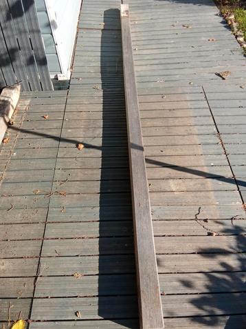 Hardhouten palen 2stuks 3 meter lang 8cm breed donkerbruin. beschikbaar voor biedingen